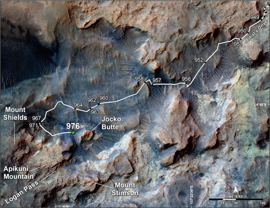 Curiosity a effectué un détour pour mener l’enquête sur une « vallée incisée remplie » située au nord-ouest de « <em>Mount Shields</em> », comme le montre cet itinéraire superposé à une image prise en orbite par la sonde MRO. Le sol 976 marque la position du rover le 5 mai 2015. Sa prochaine étape est « <em>Logan Pass</em> ». © Nasa, JPL-Caltech, <em>University of Arizona</em>