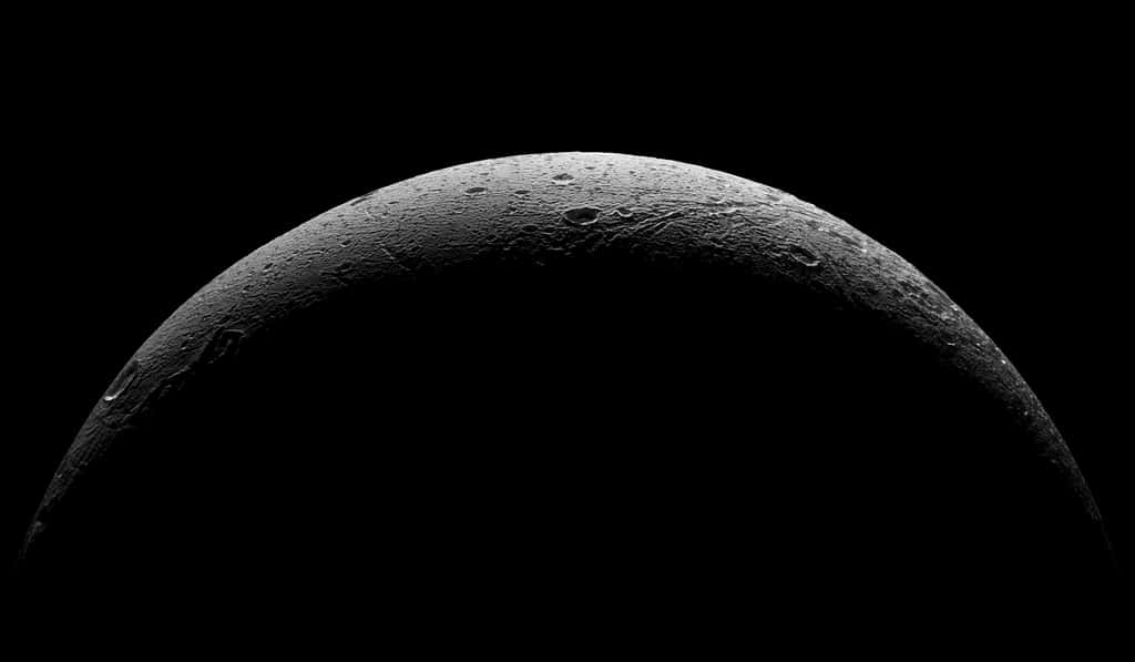 Dernière image de Dioné capturée par Cassini, le 17 août 2015. La sonde, alors en train de s’éloigner, était à 75.000 km de la surface de ce petit monde glacé. © Nasa, JPL-Caltech, <em>Space Science Institute</em>