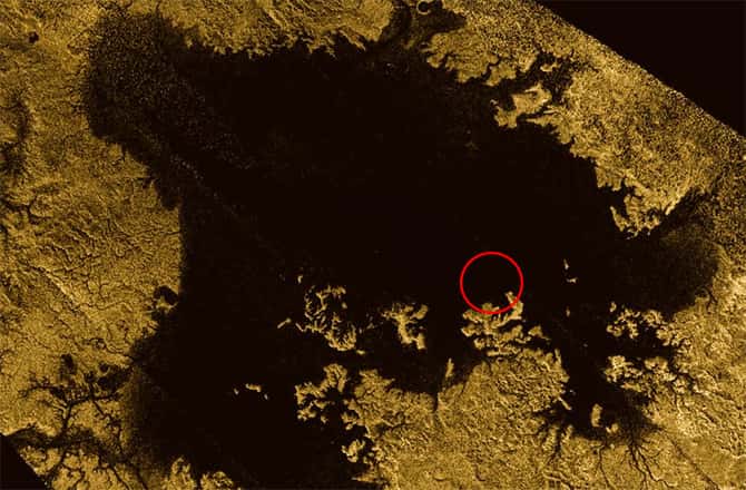 Sur les images radar prises par Cassini le 20 juillet 2013, une île est mystérieusement apparue à la surface de Ligeia Mare, la deuxième plus grande étendue de méthane liquide de Titan. Disparue par la suite, elle fut surnommée l’« île magique » et pourraient être le produit de perturbations saisonnières, selon l’équipe d’astronomes qui mène l’enquête. © Nasa, JPL-Caltech, Asi, <em>Cornell University</em>, Ian O’Neill