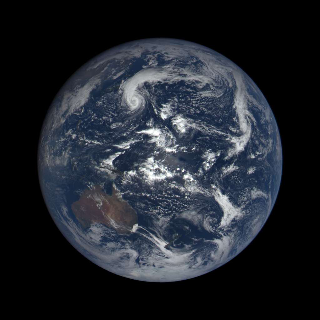 Le globe terrestre centré sur l’immense océan Pacifique. Photo composite prise par le satellite DSCOVR, le 7 octobre 2015 à 00h13 TU. © Nasa