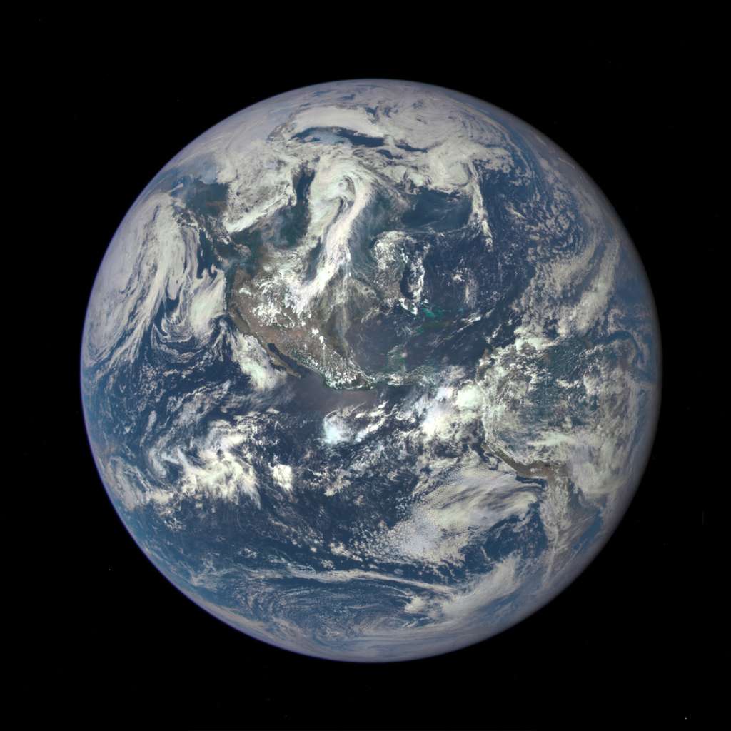 La Terre, le 6 juillet 2015, photographiée par le satellite DSCOVR (<em>Deep Space Climate Observatory</em>) à 1,6 million de kilomètres de distance. La précédente vue globale de notre planète remonte à 1972 et la mission Apollo 17. Les astronautes qui l'ont photographié lui affublèrent alors le surnom de « Bille bleue » (<em>Blue Marble</em>, en anglais) qui est resté en usage… À cette époque, la tectonique des plaques venait tout juste de s’imposer. © Nasa