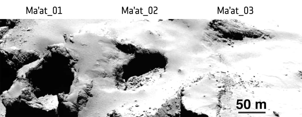 Les puits d’effondrements baptisés Ma’at 1, 2 et 3 sont très différents. Le premier, à gauche, serait plus récent et donc actif. Le troisième, à droite, montre au contraire des signes d’usures, empli de poussières, et serait donc plus ancien et inactif. L’image a été prise avec la caméra Osiris de Rosetta à 28 km de la surface de la comète. © Esa, Rosetta, <em>MPS for Osiris Team</em>, MPS, UPD, LAM, IAA, SSO, INTA, UPM, DASP, IDA