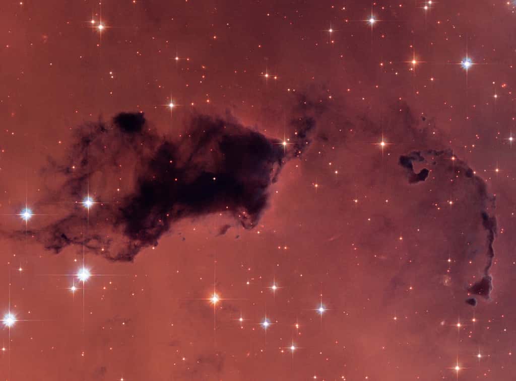 Exemple d’un « globule de Bok » photographié par Hubble au sein de la nébuleuse NGC 281. Selon une étude, un milliard d’années après le Big Bang, ce type de « poche » sombre de gaz et de poussières pouvait déjà contenir de la vapeur d’eau en grande quantité, même s’il y avait 1.000 fois moins d’oxygène qu’aujourd’hui. © Nasa, Esa, Hubble