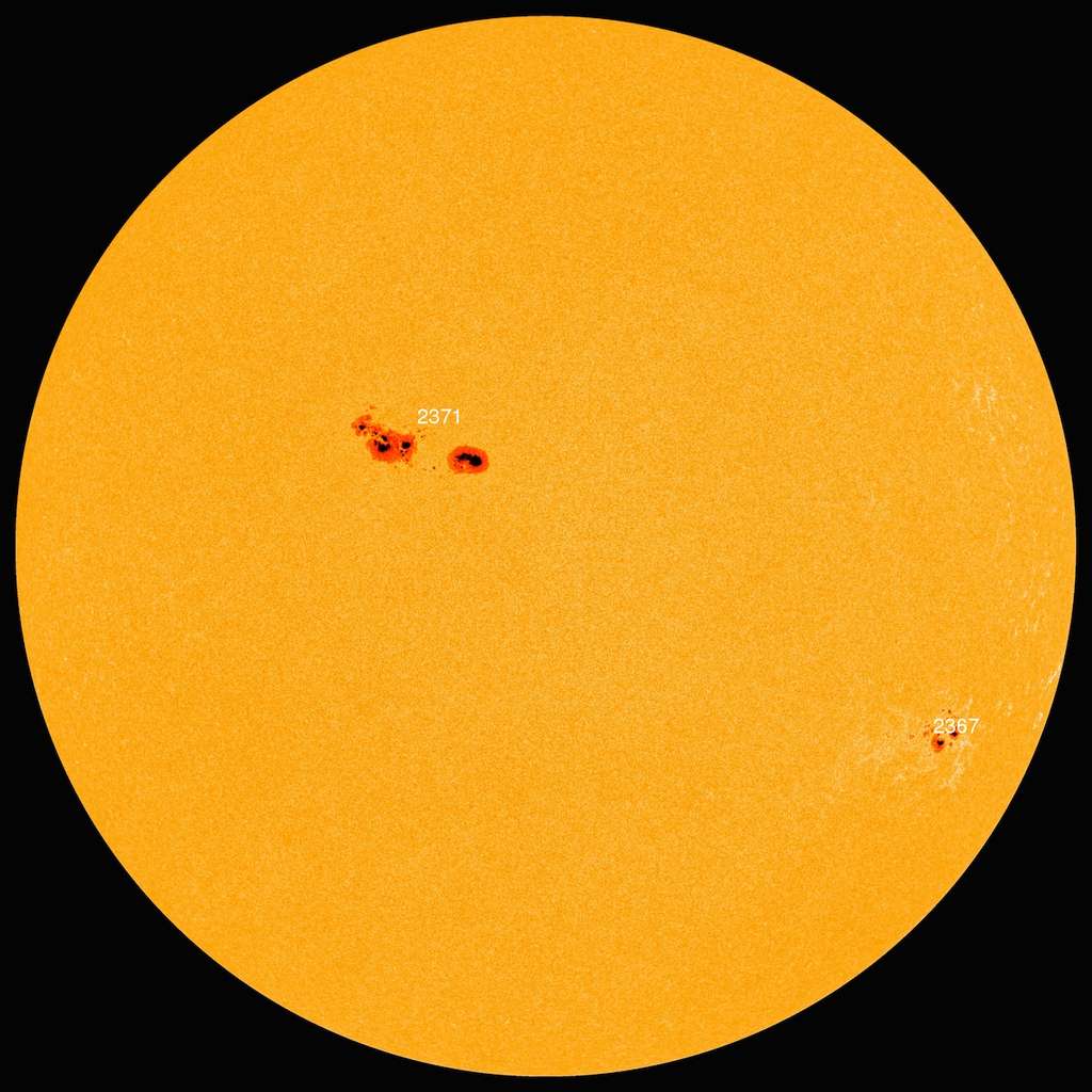 La photosphère du Soleil imagée par SDO le 21 juin 2015. La région active AR 2371 était alors en pleine croissance et faisait face à la Terre. Près du limbe (à droite), on distingue AR 2367, un groupe de taches sombres remarquables observé les jours précédents. © Nasa, SDO