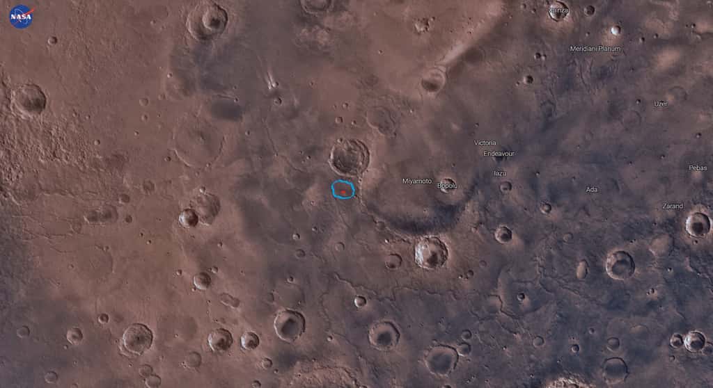 Image contextuelle du lac asséché dont les contours sont dessinés en bleu, situé dans la plaine Meridiani à environ 200 km d’Opportunity, produite avec une application offerte parde la Nasa : <a href="http://marstrek.jpl.nasa.gov/" title="Mars Trek" target="_blank">MarsTrek</a>. © Nasa, MarsTrek, Brian M. Hynek <em>et al.</em>