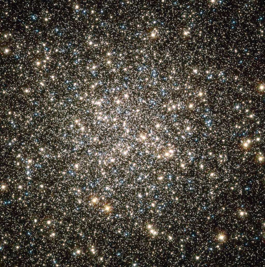 Au centre de Messier 13 (M13), voici l’amas globulaire le plus brillant de l’hémisphère nord. Observable dans la constellation d’Hercule, il est situé à 25.000 années-lumière de la Terre. © Esa, Hubble, <em>Garching bei München</em>