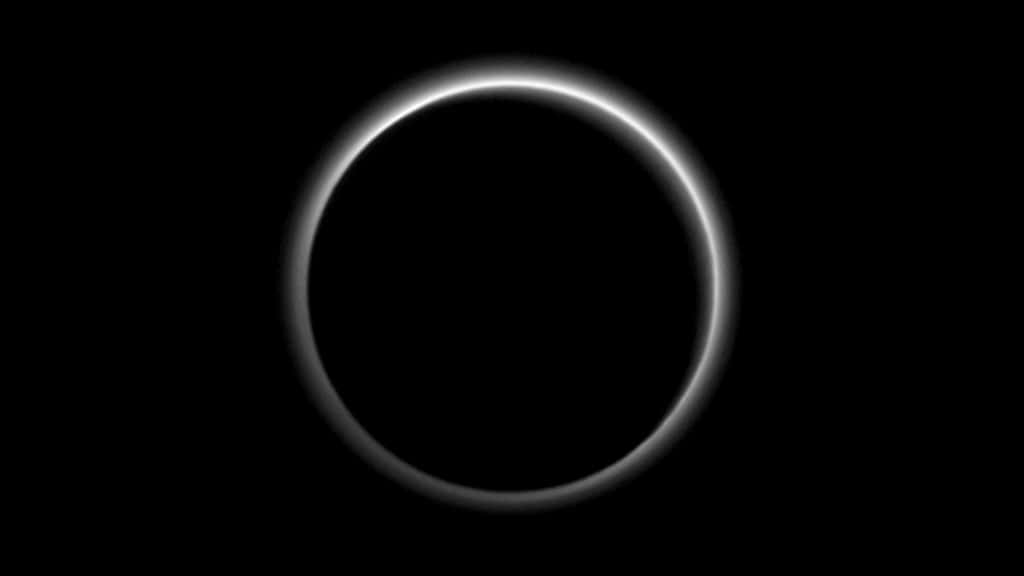 Avant de dire adieu à Pluton, la sonde New Horizons a été programmée pour photographier Pluton en contre-jour de façon à mettre en évidence son enveloppe atmosphérique. L’image a été acquise à 2 millions de kilomètres de la planète naine, sept heures après le survol historique du 14 juillet. L’équipe de la mission l’a reçue et découverte le 23 juillet. © Nasa, JHUAPL, SwRI