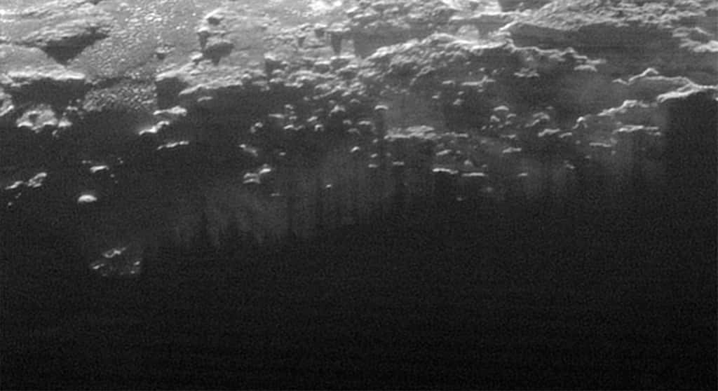 Sur cette image qui couvre un espace de 185 km, on aperçoit une brume qui couvre la surface de Pluton, en rase-mottes. Téléchargez l’image en haute résolution <a href="http://www.nasa.gov/sites/default/files/thumbnails/image/nh-apluto-low-haze-9-17-15-updated.png" target="_blank">ici</a> (0,6 Mo). © Nasa, JHUAPL, SwRI