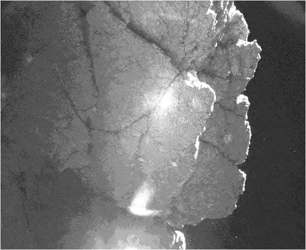 Photographiée par l’une des caméras de Civa, cette paroi se situe juste à côté de l’atterrisseur et lui fait de l’ombre. Elle pourrait le protéger de la surchauffe et lui permettre de survivre jusqu’au périhélie de la comète. © Esa, Rosetta, Philae, Civa
