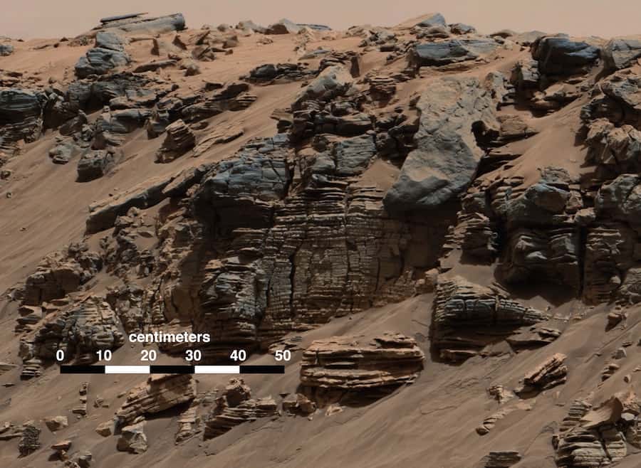 Au pied du mont Sharp (point culminant à 5,5 km), un magnifique exemple de dépôts sédimentaires d’un ancien lac photographié par la caméra du mât (<em>MastCam</em>) de Curiosity, lors de son 712<sup>e</sup> jour sur Mars (7 août 2014). © Nasa, JPL-Caltech, MSSS