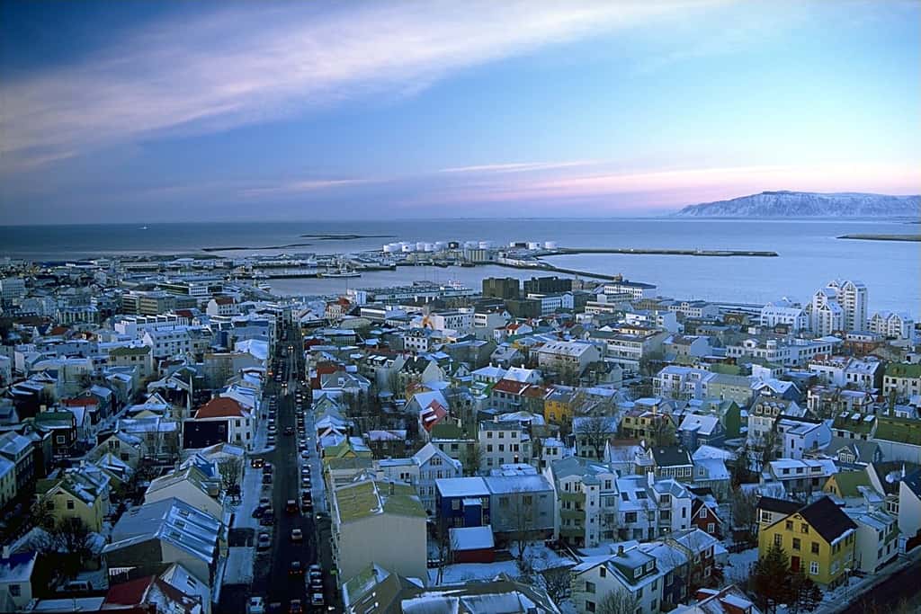 La capitale islandaise Reykjavik. Les chercheurs ont identifié moins de gènes saisonniers chez les volontaires de cette île, vraisemblablement parce le froid domine toute l’année et les variations saisonnières y sont moins importantes. © Andreas Tille, <em>Wikipedia Commons</em>, CC BY-SA 3.0