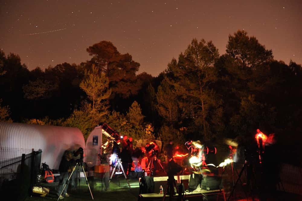 Observation d'objets célestes qui peuplent les nuits d’été à travers les télescopes et lunettes d’une association d’astronomie, dans le cadre des Nuits des étoiles. © Afa