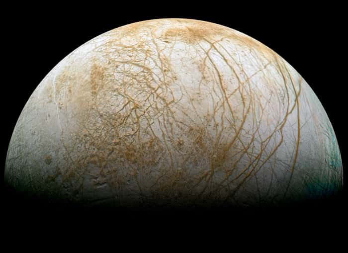 Portrait d’Europe, une des plus grandes lunes de Jupiter. Sur cette image de Galileo, on distingue sa surface de glace d’eau caractéristique émaillée de centaines de lignes, crevasses et fractures. La banquise épaisse de 20 à 30 km recouvre vraisemblablement un vaste océan d’eau liquide. Un monde potentiellement habitable distant de 778 millions de km du Soleil en moyenne. © Nasa, JPL, Ted Stryk