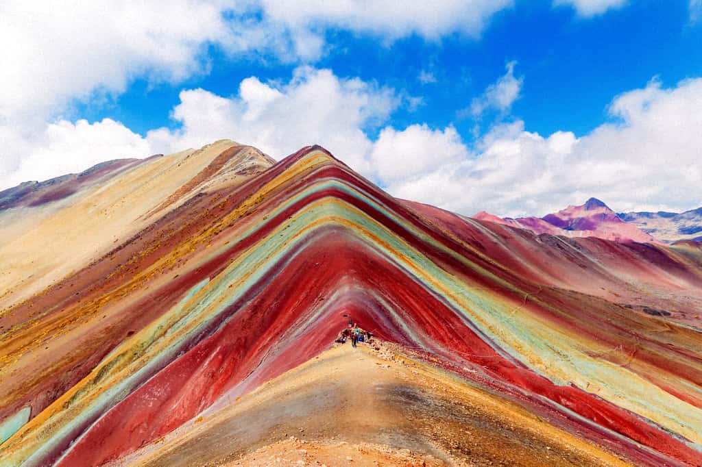 La montagne Vinicunca au Pérou est appelée « montagne arc-en-ciel » ou « montagne aux sept couleurs ». © Michaellbrawn, <em>Wikimedia Commons</em>, cc by-sa 4.0