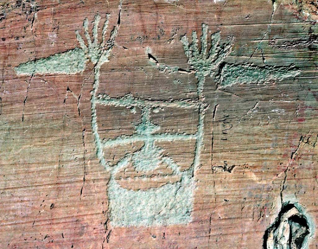 Représentation humaine dite « le sorcier » : gravure rupestre de la Vallée des Merveilles dans le Parc du Mercantour. Un nouveau site possédant des peintures rupestres a été découvert à une vingtaine de kilomètres. © Philippe_Kurlapski, Wikimedia Commons, CC by-sa 2.5