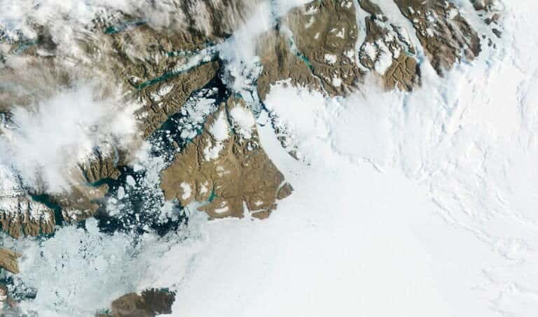 Le glacier Petermann se situe au nord du Groenland. © Nasa