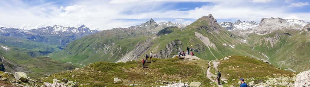 Les Alpes sont une chaîne de collision dans laquelle ont été piégés des morceaux de manteau exhumé, dont l'altération actuelle par la circulation d'eau pourrait être à l'origine d'énormes quantités d'hydrogène. Ici, un panorama du canton des Grisons en Suisse où les géologues étudient l'existence de ces potentiels réservoirs. © Frank Zwaan, GFZ