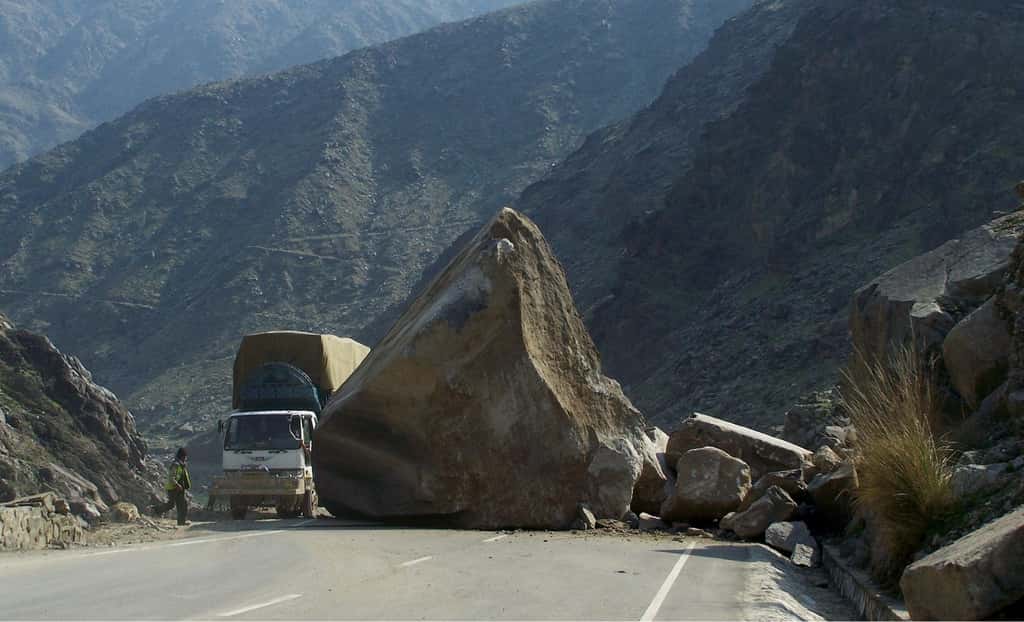 Chute d'un énorme bloc de roche sur une route de montagne en Afghanistan. © Sven Dirks, Wien, Wikimedia Commons, CC by-sa 4.0 