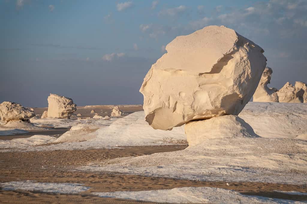 Un bloc de craie en équilibre précaire, résidu des dépôts calcaires d'une ancienne mer. © L-BBE, <em>Wikimedia Commons</em>, CC by 3.0 