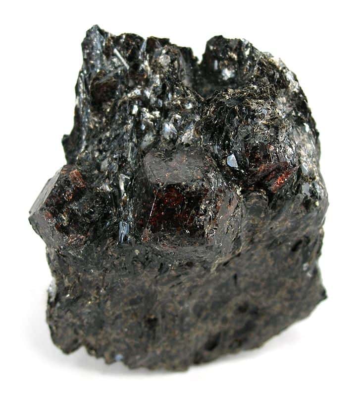 Grenat entouré de biotite donnant un aspect feuilleté à la roche. © Rob Lavinsky, iRocks.com, Wikimedia Commons, CC by-sa 3.0 