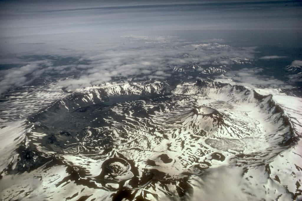 Le volcan Aniakchak en Alaska fait partie de l'arc des Aléoutiennes. © M. Williams, <em>National Park Service</em>, <em>Wikimedia Commons</em>, domaine public