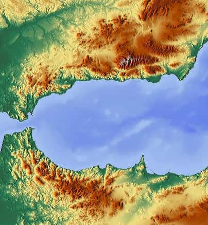 L'arc de Gibraltar, avec au nord la chaîne bétique et au sud la chaîne du Rif © Tyk, <em>Wikimedia Commons</em>, cc by-sa 3.0 