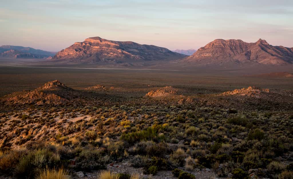 Paysage du <em>Basin and Range</em>, avec ses petites montagnes en forme de dômes et composées de roches provenant de la croûte profonde. © BLM Nevada, Wikimedia Commons, CC BY 2.0