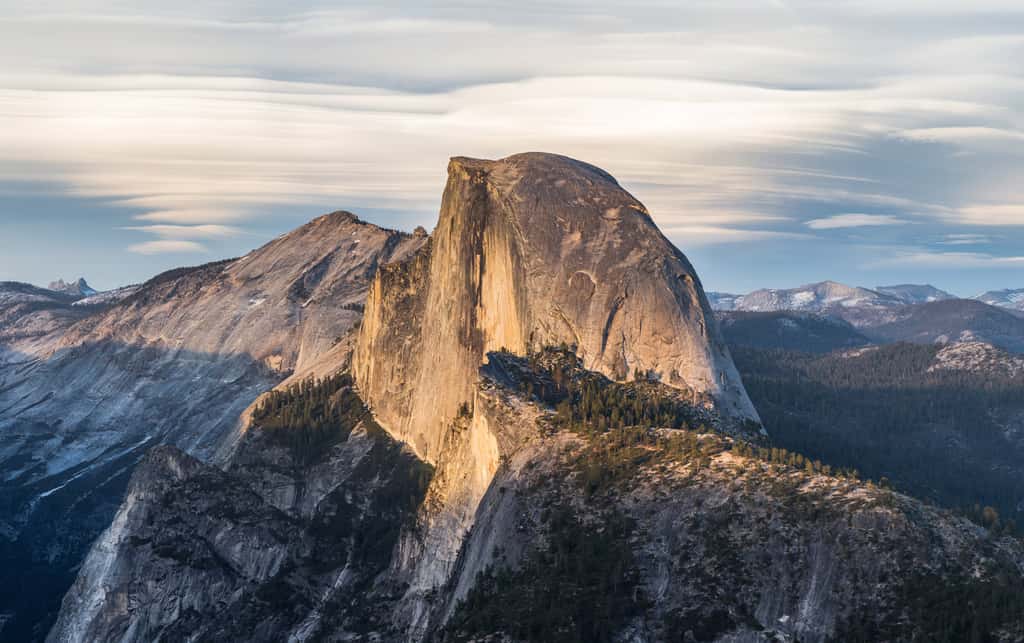 Le spectaculaire Demi-dôme du Parc du Yosemite aux États-Unis est un batholite mis à l’affleurement par l’érosion. © Diliff, Wikimedia Commons, CC by-sa 3.0