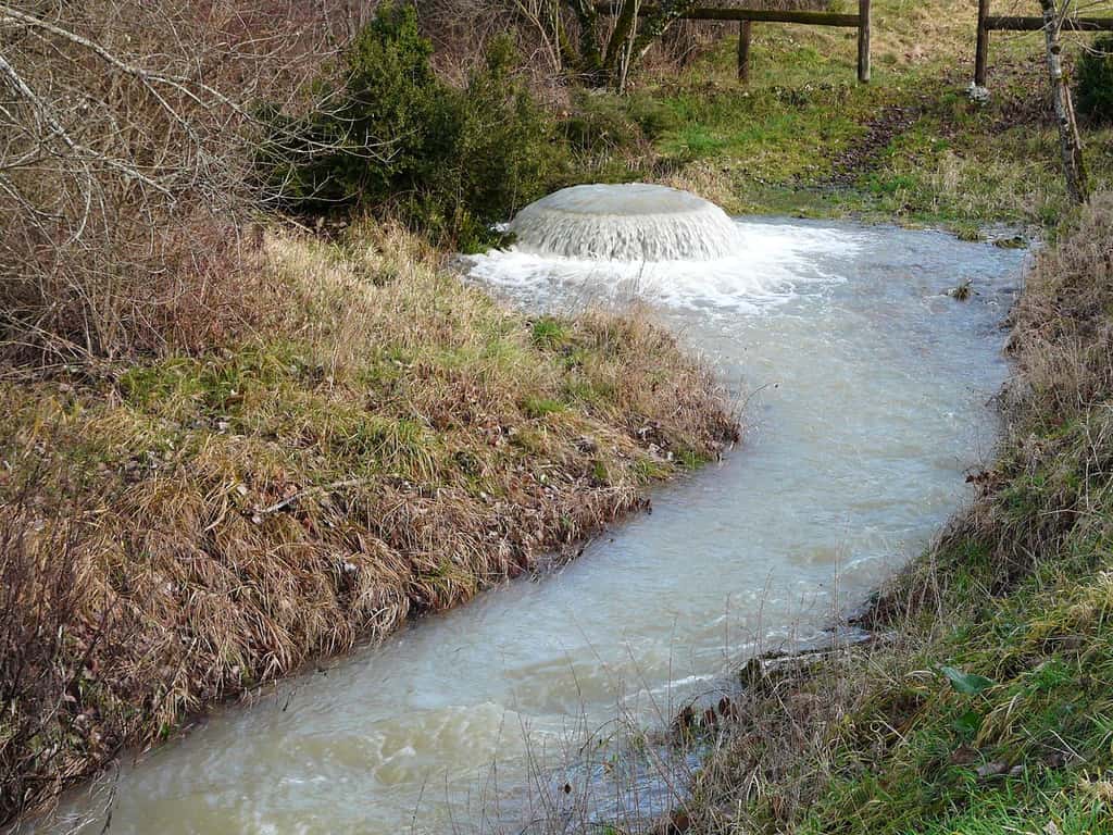 Puits artésien : puits de Bontemps en Dordogne après de fortes pluies. © Père Igor, <em>Wikimedia Commons</em>, CC by-sa 3.0 