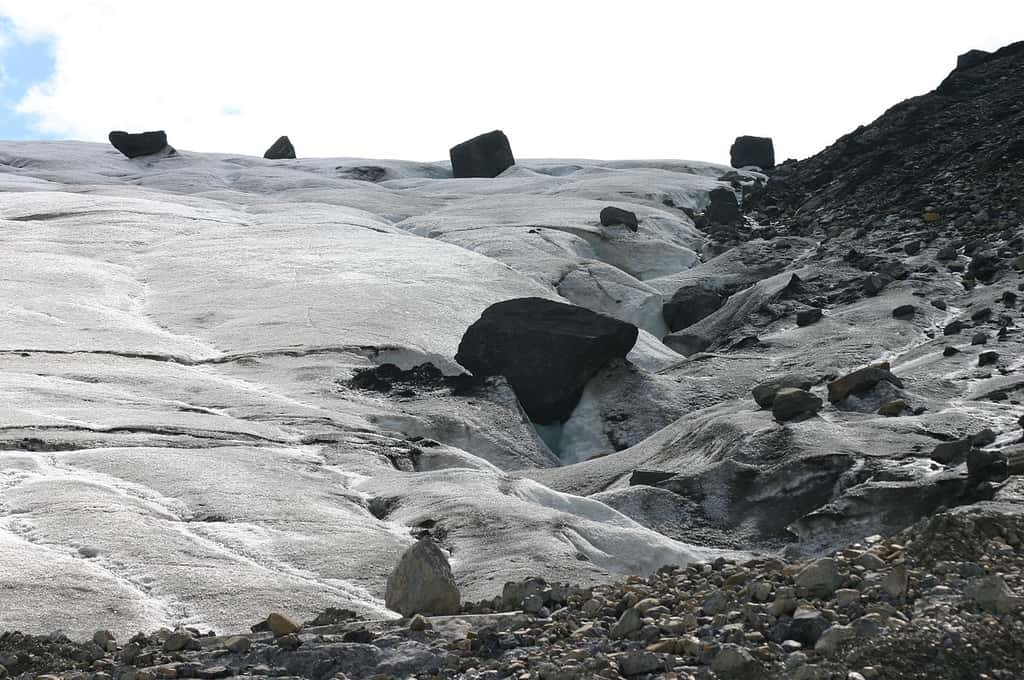 Nombreux blocs erratiques charriés par le glacier Athabasca, Canada. © Wing-Chi Poon, <em>Wikimedia Commons</em>, CC by-sa 2.5