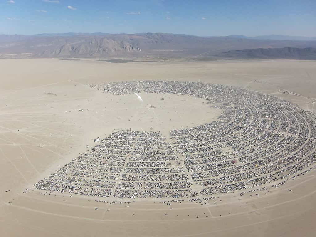 Le site du festival <em>Burning Man</em> dans le désert du Nevada. © Kyle Harmon, Oakland, CA, États-Unis,<em> Wikimedia Commons,</em> CC by 2.0 