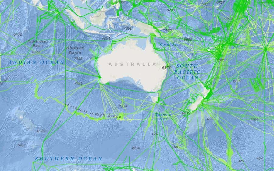 Les données bathymétriques acquises par bateau (en vert) sont précises mais très localisées, certaines zones du globe sont particulièrement pauvres en données comme c'est le cas pour l'océan sud-est Indien © <em>Bathymetric Data Viewer</em>, NOAA