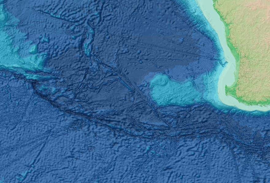 Détail de la topographie du fond marin au niveau du plateau Naturaliste, pointe sud-ouest de l'Australie. Données acquises par altimétrie satellitaire couplée aux données acquises par bateau — les routes sont visibles dans la donnée sous forme de traces plus détaillées. © Gebco, <em>gridded bathymetry data download</em>
