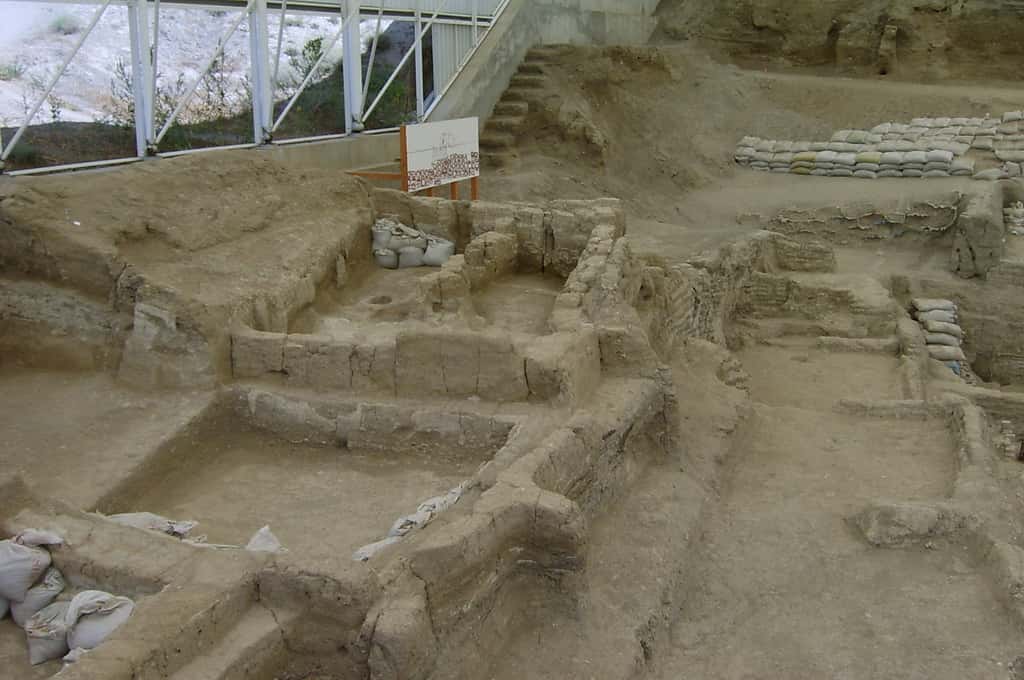 Le vaste site de Çatalhöyük représente une ancienne ville néolithique. C'est dans l'une des maisons qu'a été retrouvé le pain. © Stipich Béla, Wikimedia Commons, CC by-sa 3.0 