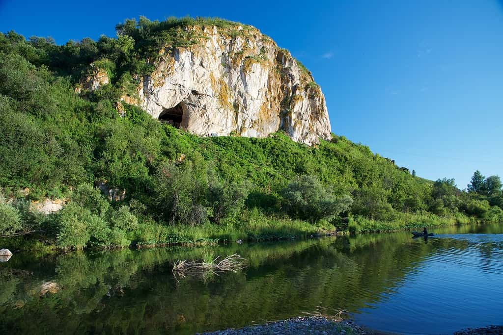 C'est dans la grotte de Chagyrskaya en Russie qu'ont été retrouvés les restes de l'individu néandertalien. © Tbviola, <em>Wikimedia Commons</em>, cc by-sa 4.0
