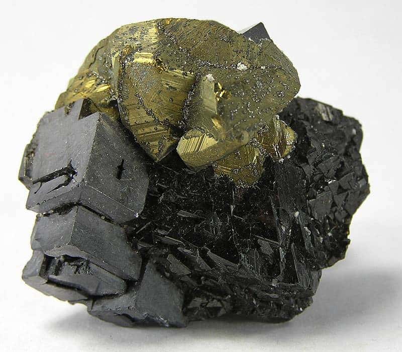 Association de différents minéraux (Sphalérite, Chalcopyrite et Galène) résultant de la paragnèse. © Rob Lavinsky, iRocks.com, Wikimedia Commons, CC-BY-SA-3.0 
