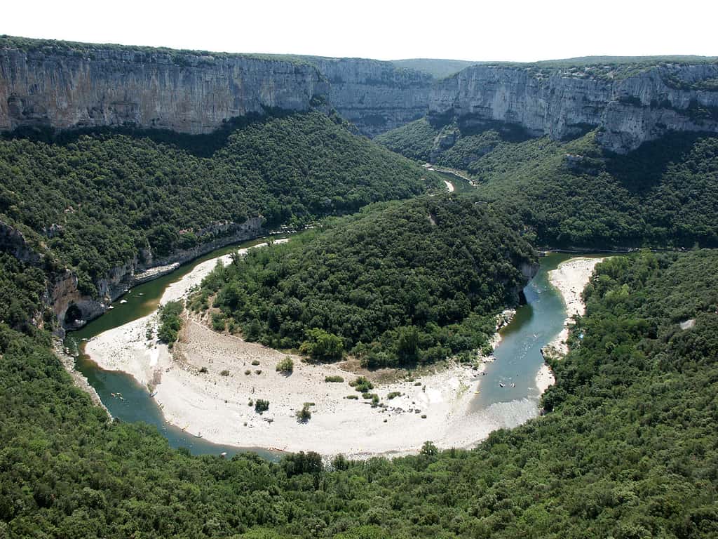 Barre de méandre (sédiments blancs) dans les gorges de l'Ardèche (Cirque de la Madeleine). © Jean-Christophe Benoist, <em>Wikimedia Commons</em>, CC by-sa 3.0