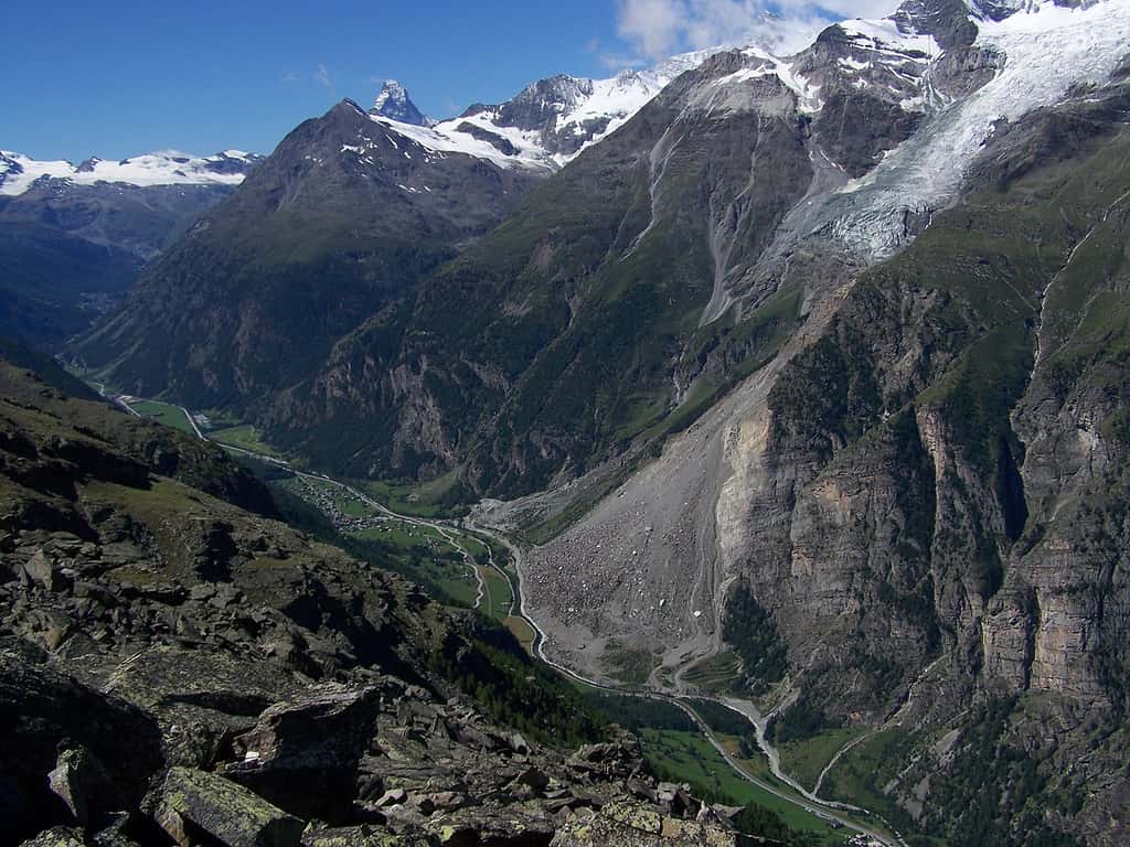 Exemple de cône alluvial associé à un glissement de terrain dans une vallée des Alpes. © Woudloper, <em>Wikimedia Commons</em>, domaine public