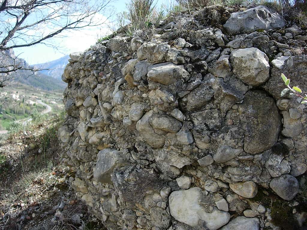 Ce conglomérat contient des clastes de tailles très variées, qui proviennent de l'érosion de roches sources. © AS, Wikimedia Commons, CC by-sa 3.0 