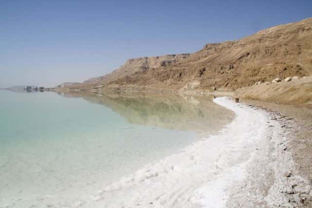 La mer Morte est un exemple typique de milieu dans lequel se forment les roches évaporitiques. © Ian and Wendy Sewell, Wikimedia Commons, CC by-sa 3.0