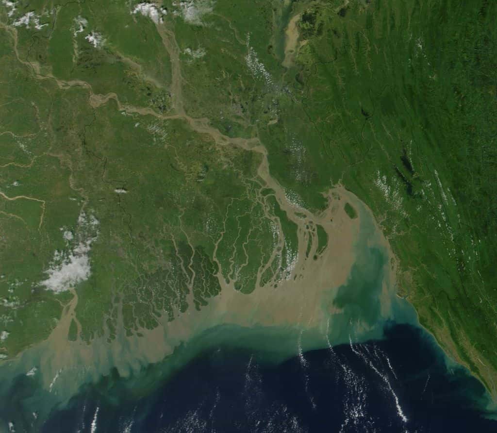 Delta du Gange, le plus grand au monde. Les sédiments déposés dans l’océan à l’embouchure du fleuve sont bien visibles. © Nasa, Wikimedia Commons, domaine public