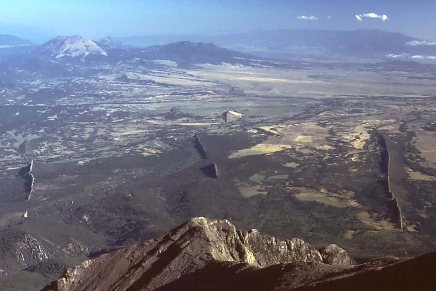 Trois dykes visibles aujourd'hui grâce à l'érosion des roches encaissantes. Colorado © G. Thomas, <em>Wikimedia Commons</em>, domaine public