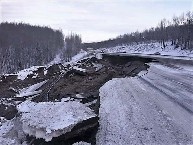 Destruction d'une autoroute lors du séisme d'Anchorage en Alaska (2018). © <em>Alaska Department of Transportation and Public Facilites</em>, <em>Wikimedia Commons</em>, CC by 2.0