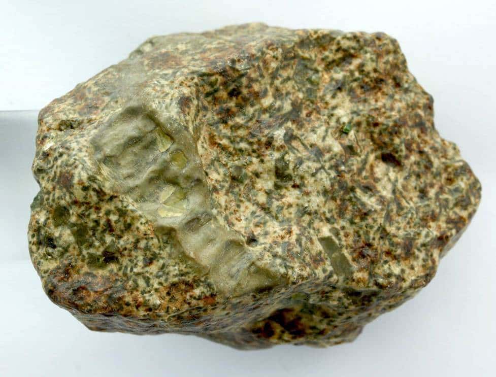 La météorite Erg Chech 002 présente une composition tout à fait atypique. © Anthony Irving (<em>University of Washington</em>), <em>Wikimedia Commons</em>, domaine public