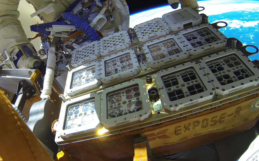 La plateforme Expose-R2 installée à l'extérieur de l'ISS et contenant les échantillons de régolithe avec des biomolécules (expérience Biomex). © Roscosmos, ESA
