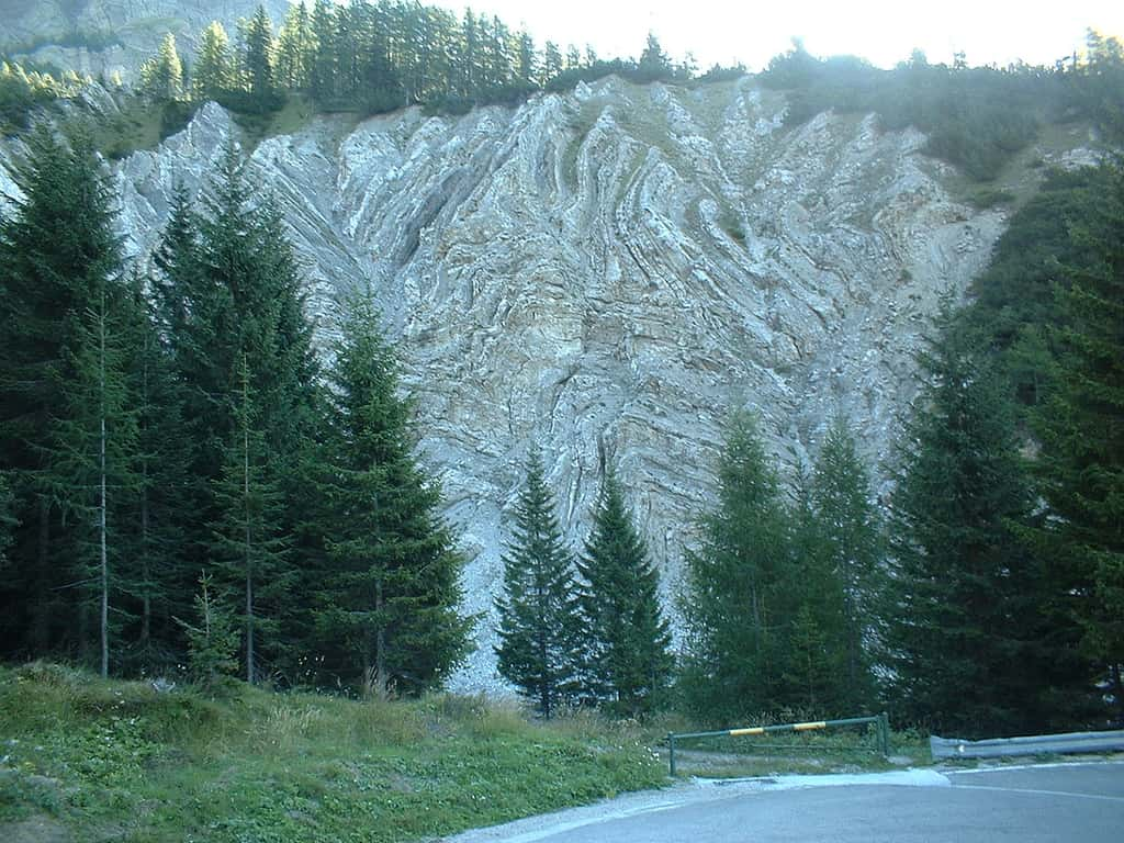 Strates plissées d'unités sédimentaires évaporitiques dans les Alpes italiennes. © Logudro, Wikimedia Commons, domaine public