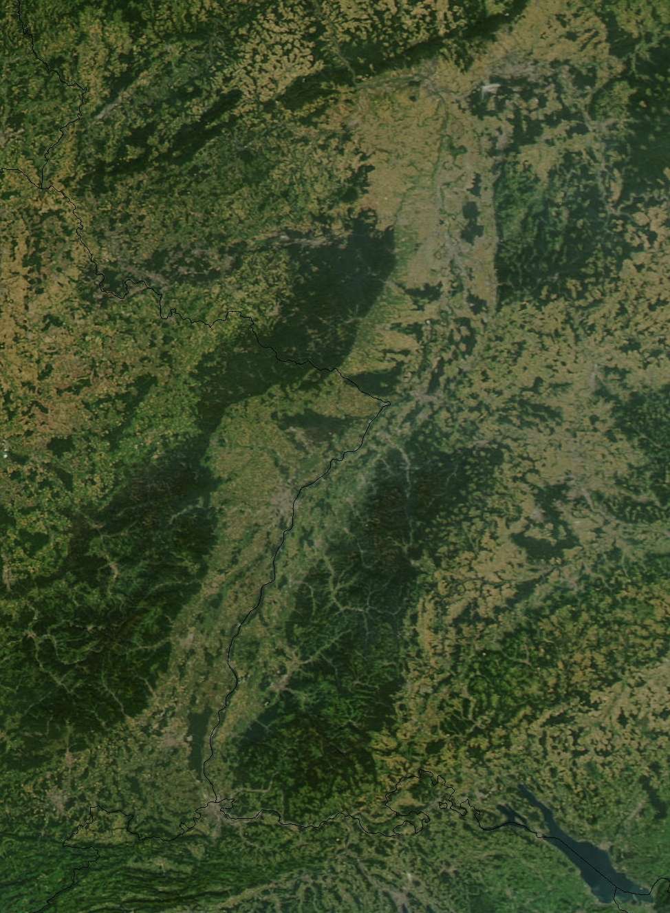 Image vue du ciel du fossé rhénan, d’orientation nord-sud, bordé à l’ouest, le massif des Vosges, à l’est le massif de la Forêt-Noire © Nasa, Wikimédia Commons