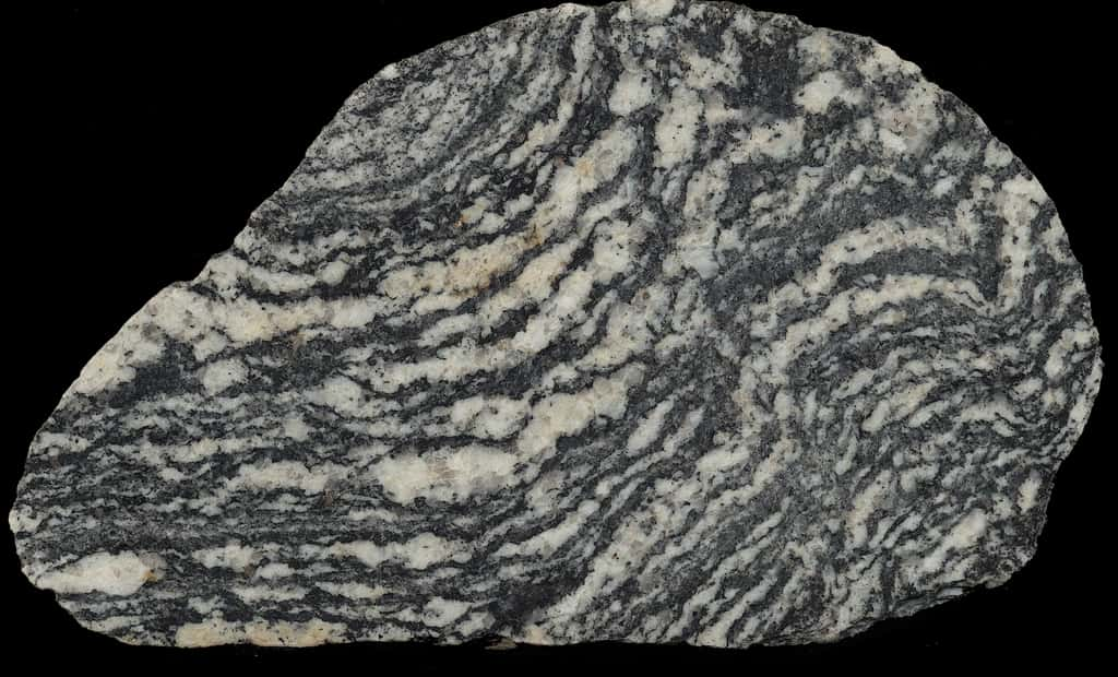 Exemple de roche métamorphique terrestre (ici un gneiss) qui présente un aspect similaire. © Hannes Grobe/AWI, Wikimedia Commons, CC by 4.0