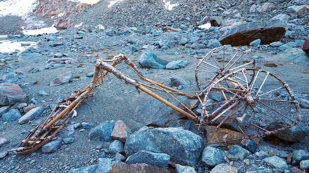 Cet étrange véhicule en bambou a été découvert par un randonneur au niveau du col du Splügen en Suisse. © Sergio Veri et Riva San Vitale, publication sur le site Facebook du <em>Kanton Graubünden</em>