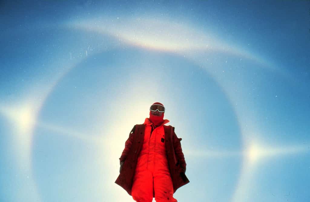 Un magnifique halo photographié au niveau du pôle Sud. On peut observer le cercle à 22° mais également les arcs et les colonnes lumineuses. © NOAA, Lieutenant (j.g.) Cindy McFee, NOAA Corps, Wikimedia Commons, domaine public